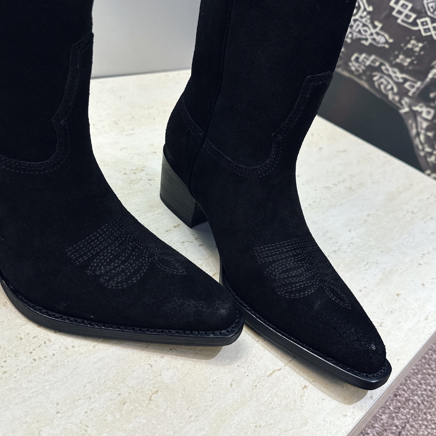 CELINE 2026秋冬新款低跟中筒机车电绣女靴 瑟琳字母logo粗跟一脚蹬尖头骑士靴 材质:鞋面定制进口小牛皮/进口 CELINE 2026秋冬新款低跟中筒机车电绣女靴 瑟琳字母logo粗跟一脚蹬尖头骑士靴 材质:鞋面定制进口小牛皮/进口