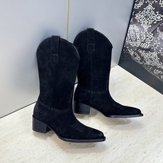 CELINE 2026秋冬新款低跟中筒机车电绣女靴 瑟琳字母logo粗跟一脚蹬尖头骑士靴 材质:鞋面定制进口小牛皮/进口 CELINE 2026秋冬新款低跟中筒机车电绣女靴 瑟琳字母logo粗跟一脚蹬尖头骑士靴 材质:鞋面定制进口小牛皮/进口