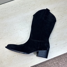CELINE 2026秋冬新款低跟中筒机车电绣女靴 瑟琳字母logo粗跟一脚蹬尖头骑士靴 材质:鞋面定制进口小牛皮/进口 CELINE 2026秋冬新款低跟中筒机车电绣女靴 瑟琳字母logo粗跟一脚蹬尖头骑士靴 材质:鞋面定制进口小牛皮/进口