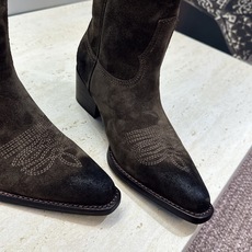 CELINE 2026秋冬新款低跟中筒机车电绣女靴 瑟琳字母logo粗跟一脚蹬尖头骑士靴 材质:鞋面定制进口小牛皮/进口 CELINE 2026秋冬新款低跟中筒机车电绣女靴 瑟琳字母logo粗跟一脚蹬尖头骑士靴 材质:鞋面定制进口小牛皮/进口