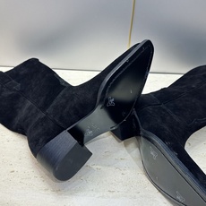CELINE 2026秋冬新款低跟中筒机车电绣女靴 瑟琳字母logo粗跟一脚蹬尖头骑士靴 材质:鞋面定制进口小牛皮/进口 CELINE 2026秋冬新款低跟中筒机车电绣女靴 瑟琳字母logo粗跟一脚蹬尖头骑士靴 材质:鞋面定制进口小牛皮/进口