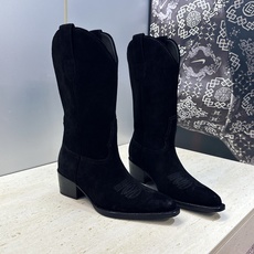 CELINE 2026秋冬新款低跟中筒机车电绣女靴 瑟琳字母logo粗跟一脚蹬尖头骑士靴 材质:鞋面定制进口小牛皮/进口 CELINE 2026秋冬新款低跟中筒机车电绣女靴 瑟琳字母logo粗跟一脚蹬尖头骑士靴 材质:鞋面定制进口小牛皮/进口