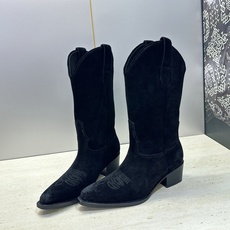 CELINE 2026秋冬新款低跟中筒机车电绣女靴 瑟琳字母logo粗跟一脚蹬尖头骑士靴 材质:鞋面定制进口小牛皮/进口 CELINE 2026秋冬新款低跟中筒机车电绣女靴 瑟琳字母logo粗跟一脚蹬尖头骑士靴 材质:鞋面定制进口小牛皮/进口