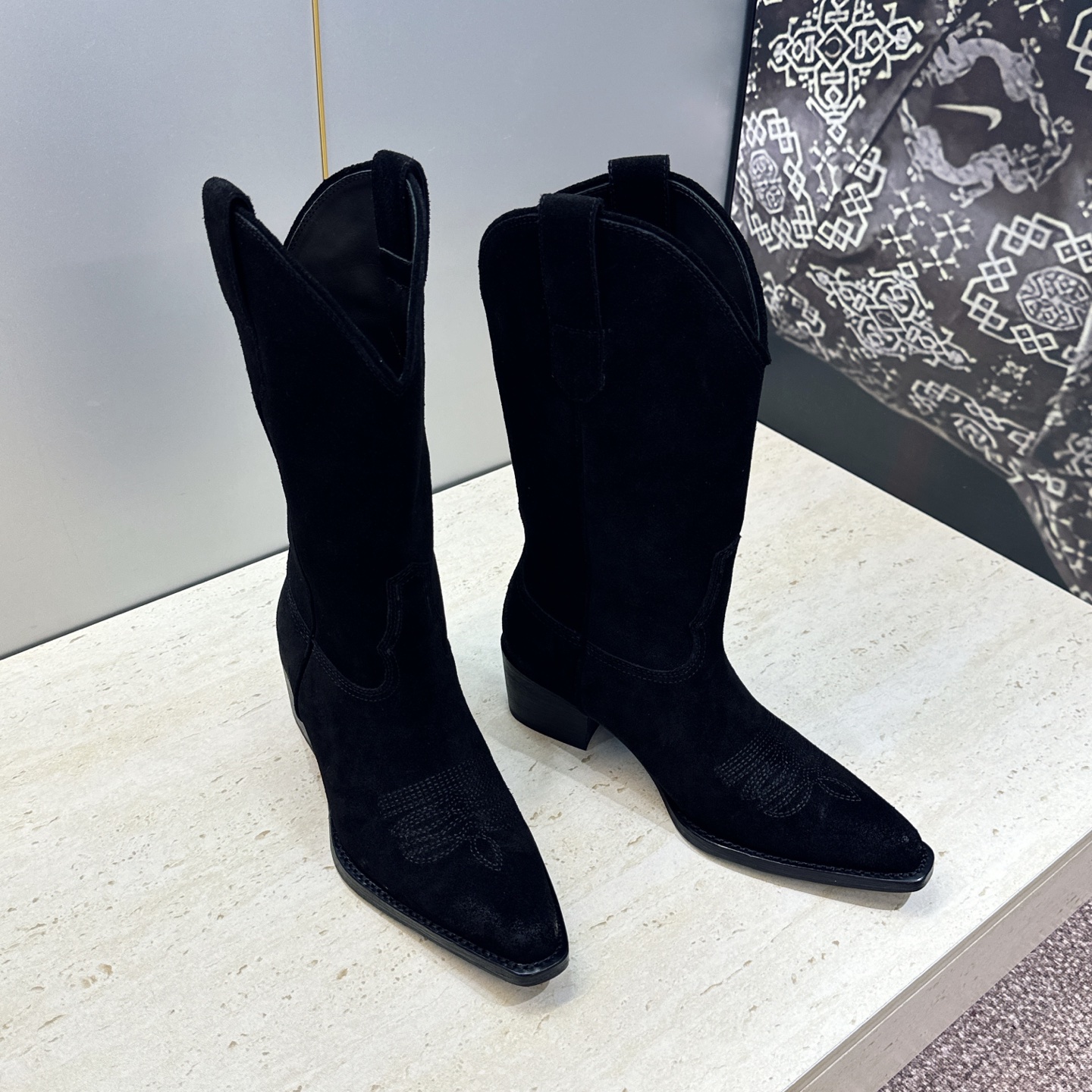 CELINE 2026秋冬新款低跟中筒机车电绣女靴 瑟琳字母logo粗跟一脚蹬尖头骑士靴 材质:鞋面定制进口小牛皮/进口 CELINE 2026秋冬新款低跟中筒机车电绣女靴 瑟琳字母logo粗跟一脚蹬尖头骑士靴 材质:鞋面定制进口小牛皮/进口
