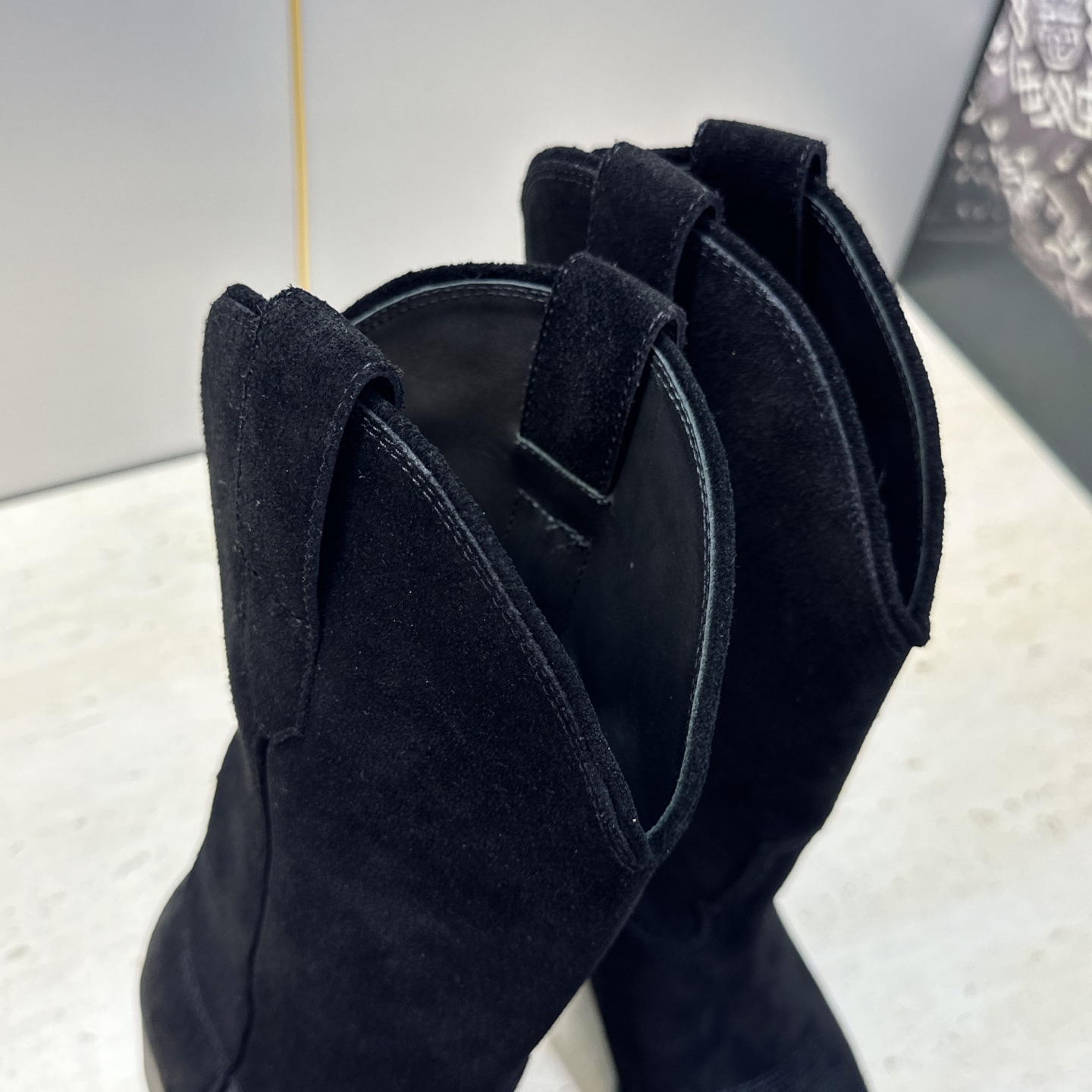 CELINE 2026秋冬新款低跟中筒机车电绣女靴 瑟琳字母logo粗跟一脚蹬尖头骑士靴 材质:鞋面定制进口小牛皮/进口 CELINE 2026秋冬新款低跟中筒机车电绣女靴 瑟琳字母logo粗跟一脚蹬尖头骑士靴 材质:鞋面定制进口小牛皮/进口