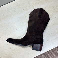 CELINE 2026秋冬新款低跟中筒机车电绣女靴 瑟琳字母logo粗跟一脚蹬尖头骑士靴 材质:鞋面定制进口小牛皮/进口 CELINE 2026秋冬新款低跟中筒机车电绣女靴 瑟琳字母logo粗跟一脚蹬尖头骑士靴 材质:鞋面定制进口小牛皮/进口