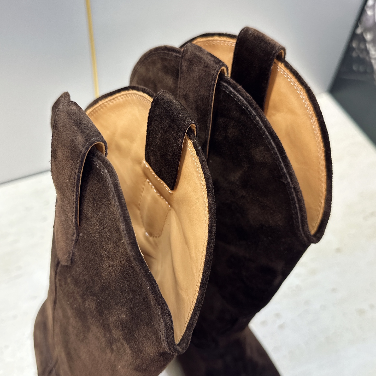 CELINE 2026秋冬新款低跟中筒机车电绣女靴 瑟琳字母logo粗跟一脚蹬尖头骑士靴 材质:鞋面定制进口小牛皮/进口 CELINE 2026秋冬新款低跟中筒机车电绣女靴 瑟琳字母logo粗跟一脚蹬尖头骑士靴 材质:鞋面定制进口小牛皮/进口