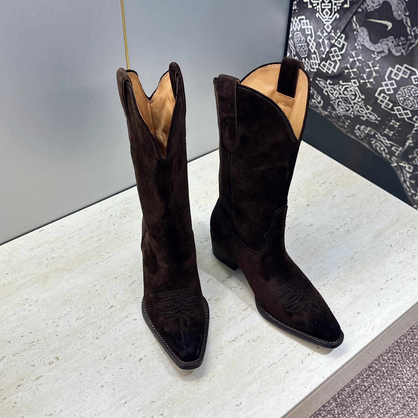 CELINE 2026秋冬新款低跟中筒机车电绣女靴 瑟琳字母logo粗跟一脚蹬尖头骑士靴 材质:鞋面定制进口小牛皮/进口 CELINE 2026秋冬新款低跟中筒机车电绣女靴 瑟琳字母logo粗跟一脚蹬尖头骑士靴 材质:鞋面定制进口小牛皮/进口