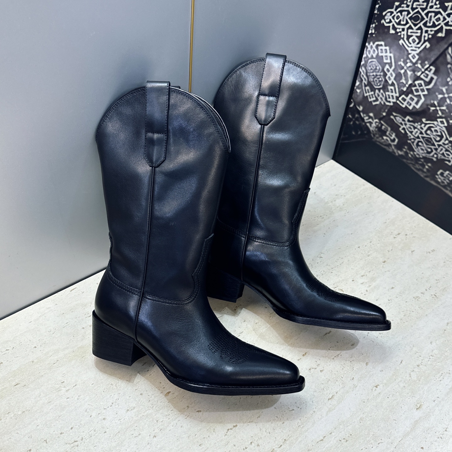 CELINE 2026秋冬新款低跟中筒机车电绣女靴 瑟琳字母logo粗跟一脚蹬尖头骑士靴 材质:鞋面定制进口小牛皮/进口 CELINE 2026秋冬新款低跟中筒机车电绣女靴 瑟琳字母logo粗跟一脚蹬尖头骑士靴 材质:鞋面定制进口小牛皮/进口