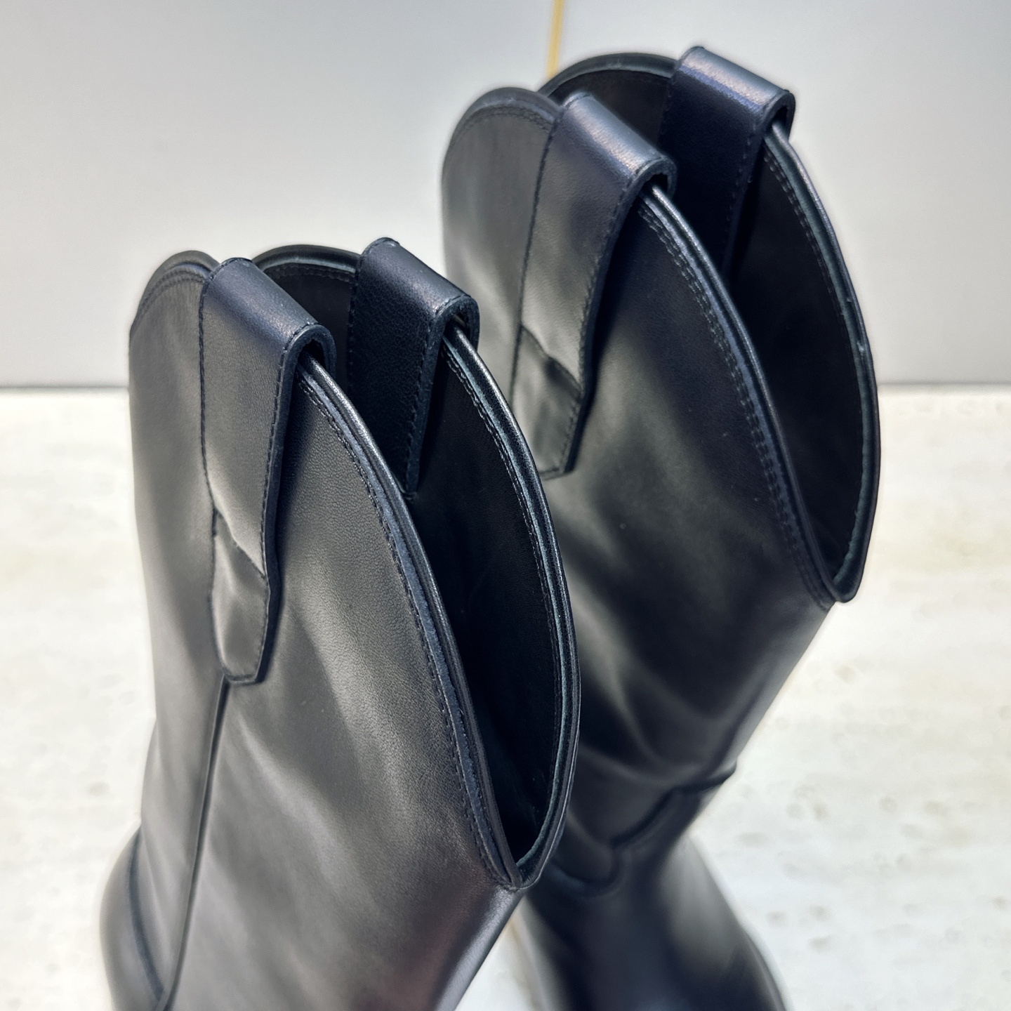 CELINE 2026秋冬新款低跟中筒机车电绣女靴 瑟琳字母logo粗跟一脚蹬尖头骑士靴 材质:鞋面定制进口小牛皮/进口 CELINE 2026秋冬新款低跟中筒机车电绣女靴 瑟琳字母logo粗跟一脚蹬尖头骑士靴 材质:鞋面定制进口小牛皮/进口