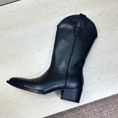 CELINE 2026秋冬新款低跟中筒机车电绣女靴 瑟琳字母logo粗跟一脚蹬尖头骑士靴 材质:鞋面定制进口小牛皮/进口 CELINE 2026秋冬新款低跟中筒机车电绣女靴 瑟琳字母logo粗跟一脚蹬尖头骑士靴 材质:鞋面定制进口小牛皮/进口