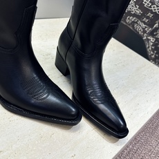 CELINE 2026秋冬新款低跟中筒机车电绣女靴 瑟琳字母logo粗跟一脚蹬尖头骑士靴 材质:鞋面定制进口小牛皮/进口 CELINE 2026秋冬新款低跟中筒机车电绣女靴 瑟琳字母logo粗跟一脚蹬尖头骑士靴 材质:鞋面定制进口小牛皮/进口