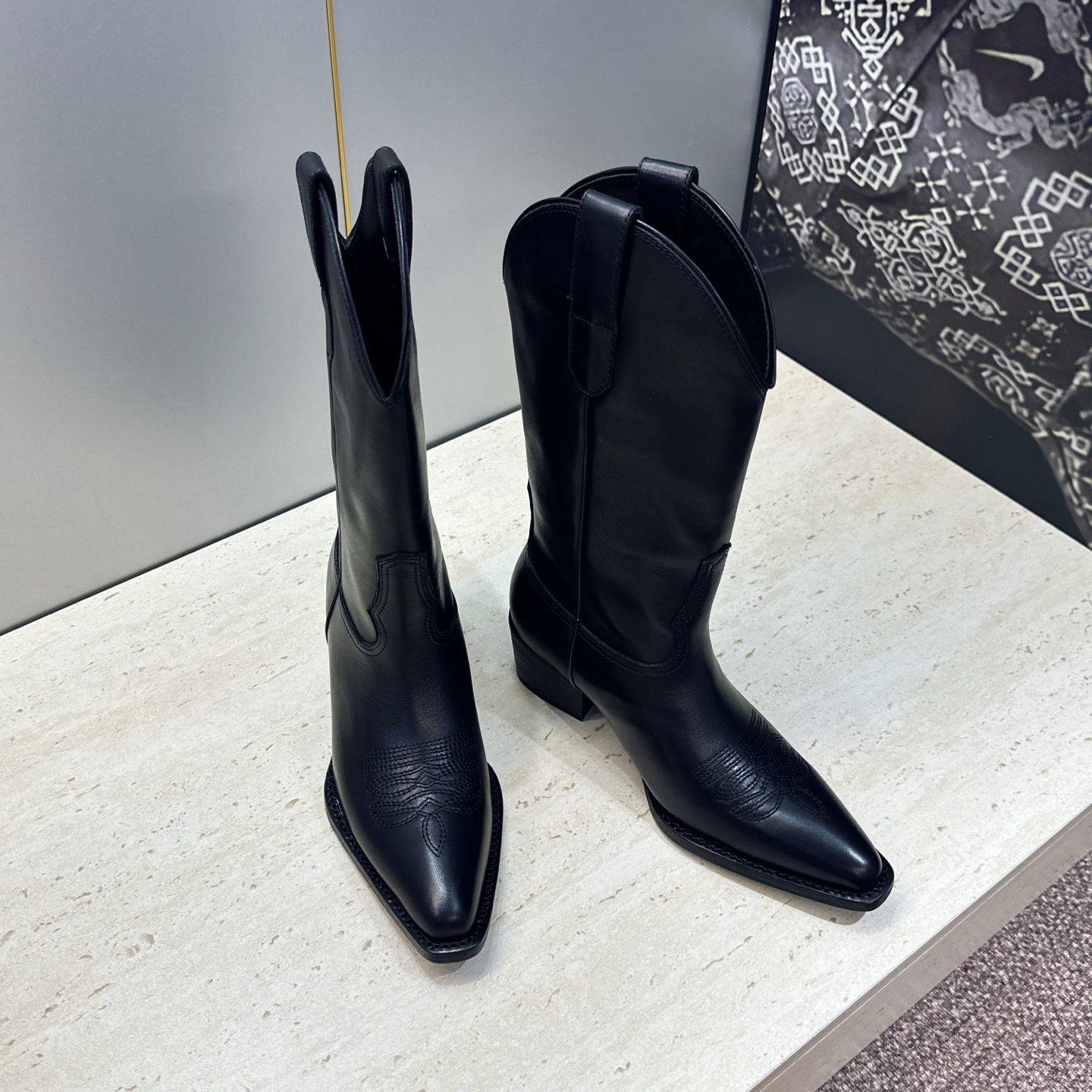 CELINE 2026秋冬新款低跟中筒机车电绣女靴 瑟琳字母logo粗跟一脚蹬尖头骑士靴 材质:鞋面定制进口小牛皮/进口 CELINE 2026秋冬新款低跟中筒机车电绣女靴 瑟琳字母logo粗跟一脚蹬尖头骑士靴 材质:鞋面定制进口小牛皮/进口