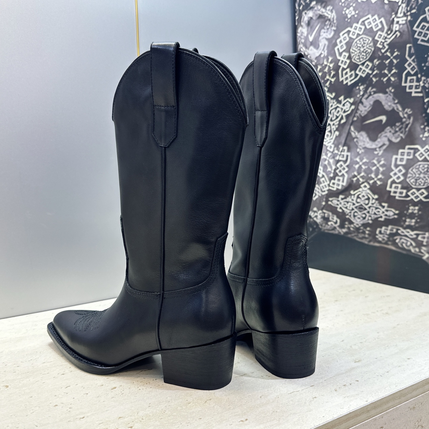 CELINE 2026秋冬新款低跟中筒机车电绣女靴 瑟琳字母logo粗跟一脚蹬尖头骑士靴 材质:鞋面定制进口小牛皮/进口 CELINE 2026秋冬新款低跟中筒机车电绣女靴 瑟琳字母logo粗跟一脚蹬尖头骑士靴 材质:鞋面定制进口小牛皮/进口