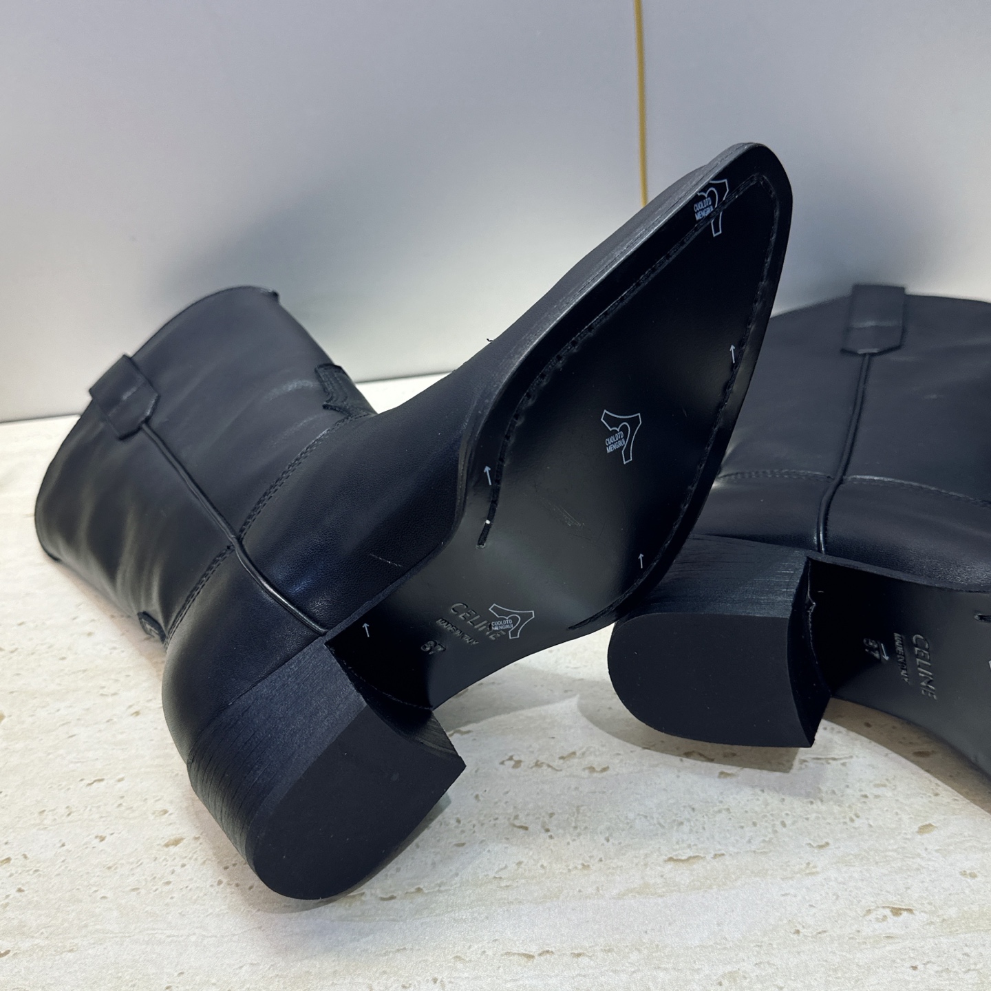 CELINE 2026秋冬新款低跟中筒机车电绣女靴 瑟琳字母logo粗跟一脚蹬尖头骑士靴 材质:鞋面定制进口小牛皮/进口 CELINE 2026秋冬新款低跟中筒机车电绣女靴 瑟琳字母logo粗跟一脚蹬尖头骑士靴 材质:鞋面定制进口小牛皮/进口