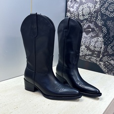 CELINE 2026秋冬新款低跟中筒机车电绣女靴 瑟琳字母logo粗跟一脚蹬尖头骑士靴 材质:鞋面定制进口小牛皮/进口 CELINE 2026秋冬新款低跟中筒机车电绣女靴 瑟琳字母logo粗跟一脚蹬尖头骑士靴 材质:鞋面定制进口小牛皮/进口
