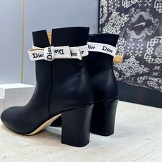迪奥 DIOR 2026秋冬新款高定系列 J’ADIOR 粗跟骑士女短靴 明星同款CD字母logo织带蝴蝶结侧拉链高跟圆 迪奥 DIOR 2026秋冬新款高定系列 J’ADIOR 粗跟骑士女短靴 明星同款CD字母logo织带蝴蝶结侧拉链高跟圆