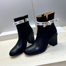 迪奥 DIOR 2026秋冬新款高定系列 J’ADIOR 粗跟骑士女短靴 明星同款CD字母logo织带蝴蝶结侧拉链高跟圆 迪奥 DIOR 2026秋冬新款高定系列 J’ADIOR 粗跟骑士女短靴 明星同款CD字母logo织带蝴蝶结侧拉链高跟圆