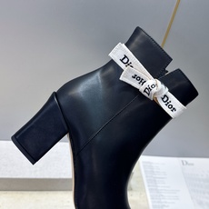 迪奥 DIOR 2026秋冬新款高定系列 J’ADIOR 粗跟骑士女短靴 明星同款CD字母logo织带蝴蝶结侧拉链高跟圆 迪奥 DIOR 2026秋冬新款高定系列 J’ADIOR 粗跟骑士女短靴 明星同款CD字母logo织带蝴蝶结侧拉链高跟圆