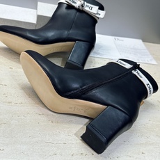 迪奥 DIOR 2026秋冬新款高定系列 J’ADIOR 粗跟骑士女短靴 明星同款CD字母logo织带蝴蝶结侧拉链高跟圆 迪奥 DIOR 2026秋冬新款高定系列 J’ADIOR 粗跟骑士女短靴 明星同款CD字母logo织带蝴蝶结侧拉链高跟圆