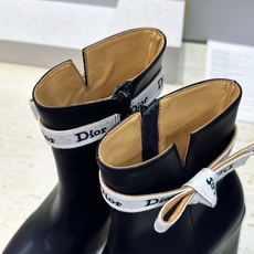 迪奥 DIOR 2026秋冬新款高定系列 J’ADIOR 粗跟骑士女短靴 明星同款CD字母logo织带蝴蝶结侧拉链高跟圆 迪奥 DIOR 2026秋冬新款高定系列 J’ADIOR 粗跟骑士女短靴 明星同款CD字母logo织带蝴蝶结侧拉链高跟圆