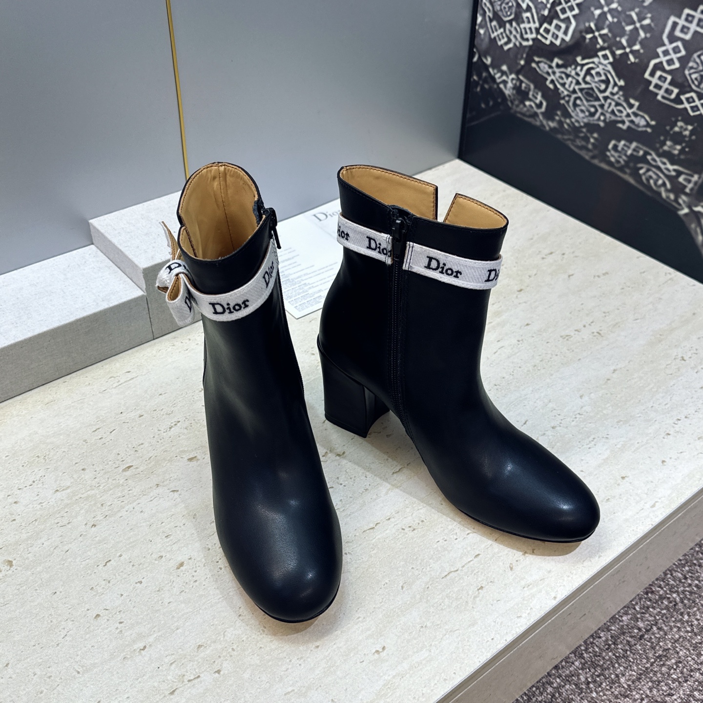 迪奥 DIOR 2026秋冬新款高定系列 J’ADIOR 粗跟骑士女短靴 明星同款CD字母logo织带蝴蝶结侧拉链高跟圆