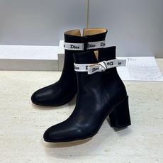 迪奥 DIOR 2026秋冬新款高定系列 J’ADIOR 粗跟骑士女短靴 明星同款CD字母logo织带蝴蝶结侧拉链高跟圆 迪奥 DIOR 2026秋冬新款高定系列 J’ADIOR 粗跟骑士女短靴 明星同款CD字母logo织带蝴蝶结侧拉链高跟圆