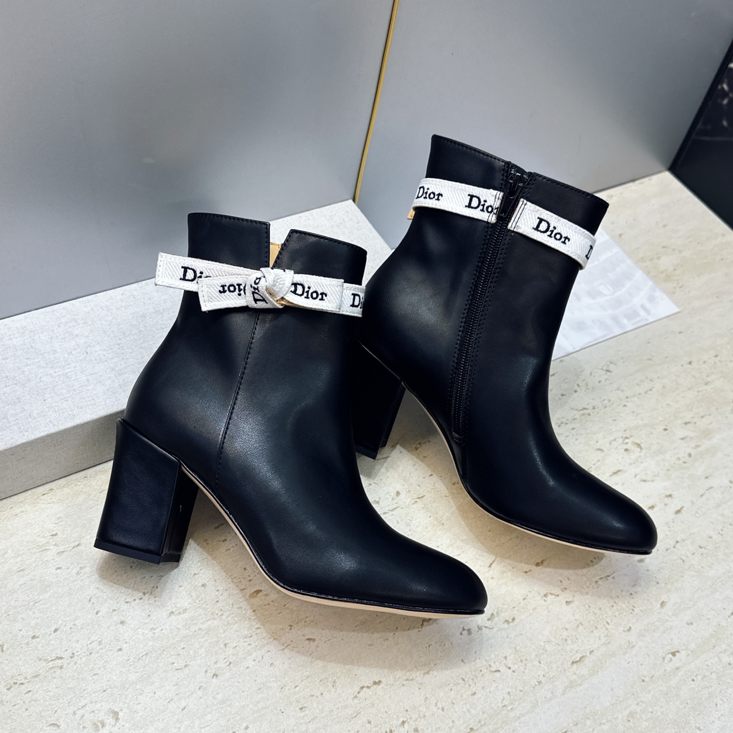 迪奥 DIOR 2026秋冬新款高定系列 J’ADIOR 粗跟骑士女短靴 明星同款CD字母logo织带蝴蝶结侧拉链高跟圆 迪奥 DIOR 2026秋冬新款高定系列 J’ADIOR 粗跟骑士女短靴 明星同款CD字母logo织带蝴蝶结侧拉链高跟圆