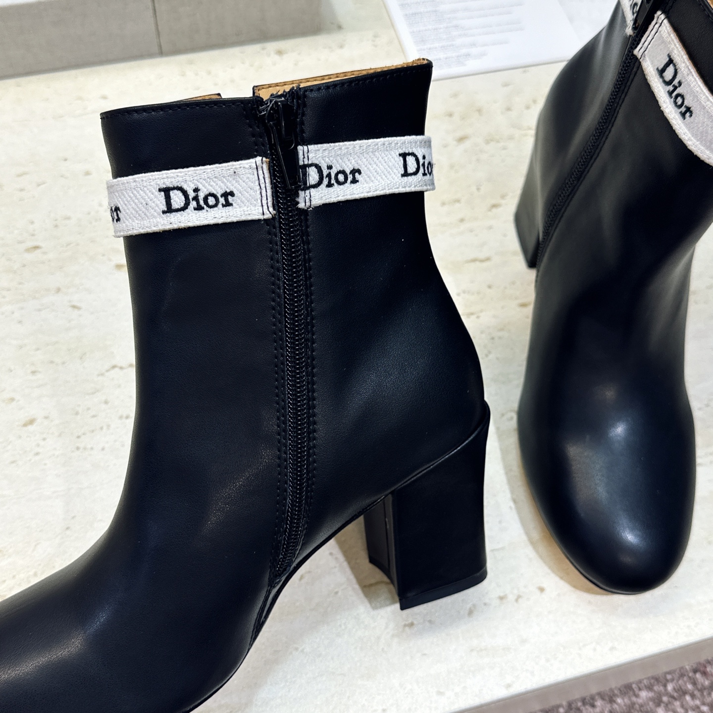 迪奥 DIOR 2026秋冬新款高定系列 J’ADIOR 粗跟骑士女短靴 明星同款CD字母logo织带蝴蝶结侧拉链高跟圆 迪奥 DIOR 2026秋冬新款高定系列 J’ADIOR 粗跟骑士女短靴 明星同款CD字母logo织带蝴蝶结侧拉链高跟圆