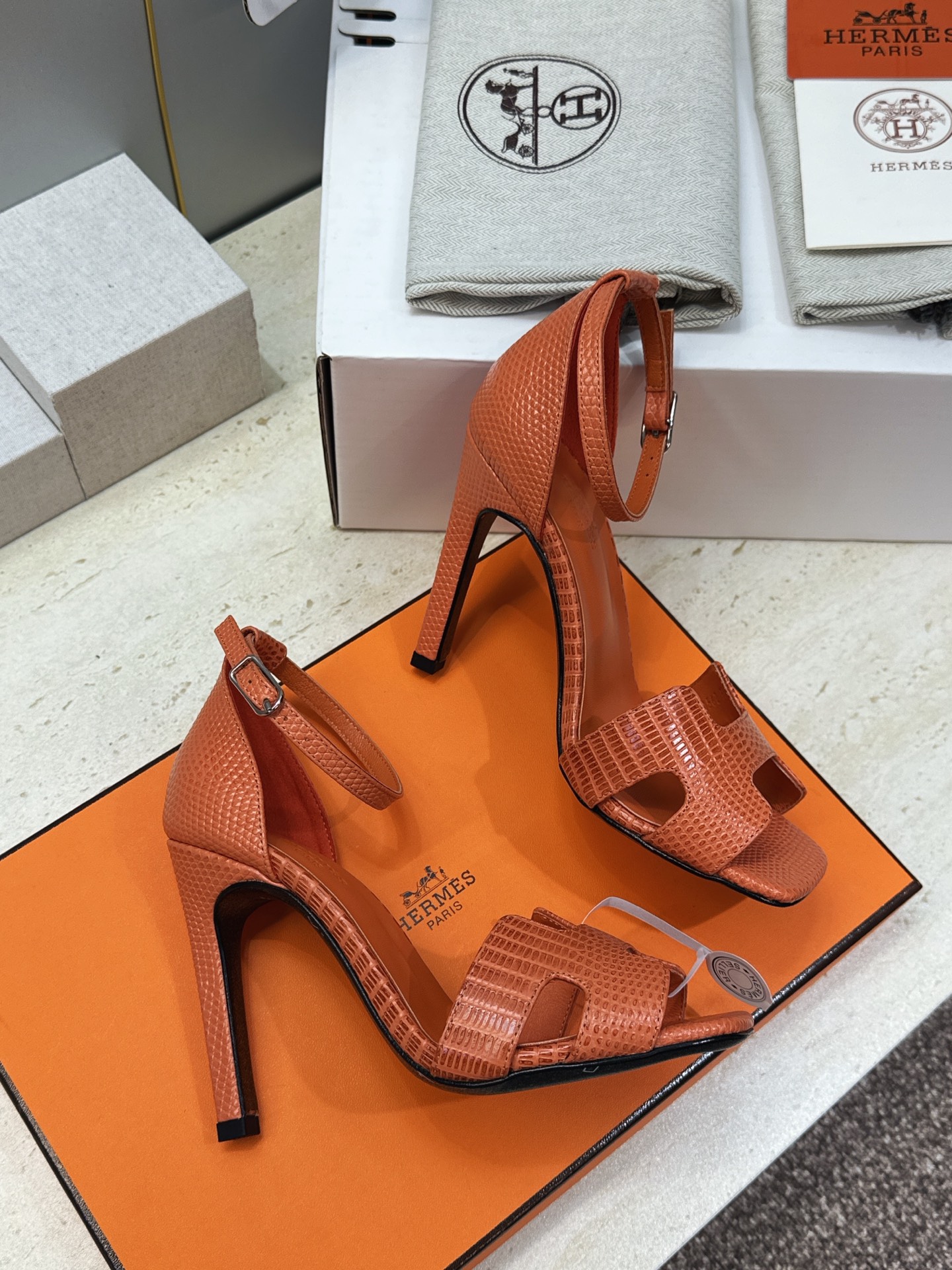(配全套飞机盒) 莞产 代购级 爱马仕 Hermes 202春夏经典系列新色Joy高跟果冻色工字拖女鞋 H家字母log (配全套飞机盒) 莞产 代购级 爱马仕 Hermes 202春夏经典系列新色Joy高跟果冻色工字拖女鞋 H家字母log