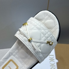 迪奥 Dior 2026春夏新款 Cannage藤格纹电绣一字拖沙滩女鞋 CD字母logo五金扣厚底圆头露趾拼色凉拖鞋 迪奥 Dior 2026春夏新款 Cannage藤格纹电绣一字拖沙滩女鞋 CD字母logo五金扣厚底圆头露趾拼色凉拖鞋