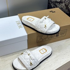 迪奥 Dior 2026春夏新款 Cannage藤格纹电绣一字拖沙滩女鞋 CD字母logo五金扣厚底圆头露趾拼色凉拖鞋 迪奥 Dior 2026春夏新款 Cannage藤格纹电绣一字拖沙滩女鞋 CD字母logo五金扣厚底圆头露趾拼色凉拖鞋