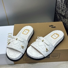 迪奥 Dior 2026春夏新款 Cannage藤格纹电绣一字拖沙滩女鞋 CD字母logo五金扣厚底圆头露趾拼色凉拖鞋 迪奥 Dior 2026春夏新款 Cannage藤格纹电绣一字拖沙滩女鞋 CD字母logo五金扣厚底圆头露趾拼色凉拖鞋