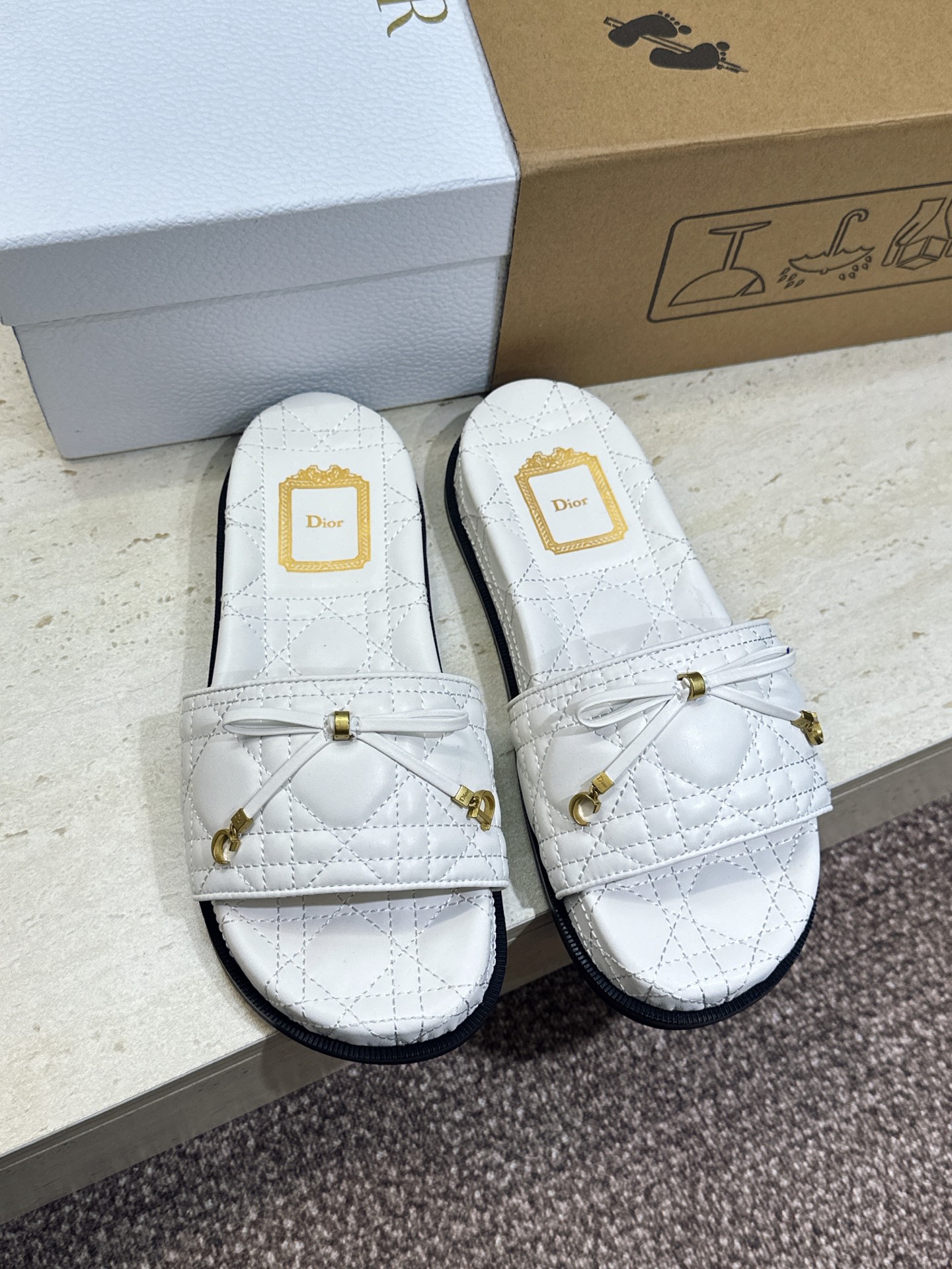 迪奥 Dior 2026春夏新款 Cannage藤格纹电绣一字拖沙滩女鞋 CD字母logo五金扣厚底圆头露趾拼色凉拖鞋 迪奥 Dior 2026春夏新款 Cannage藤格纹电绣一字拖沙滩女鞋 CD字母logo五金扣厚底圆头露趾拼色凉拖鞋