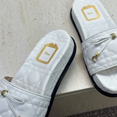 迪奥 Dior 2026春夏新款 Cannage藤格纹电绣一字拖沙滩女鞋 CD字母logo五金扣厚底圆头露趾拼色凉拖鞋 迪奥 Dior 2026春夏新款 Cannage藤格纹电绣一字拖沙滩女鞋 CD字母logo五金扣厚底圆头露趾拼色凉拖鞋