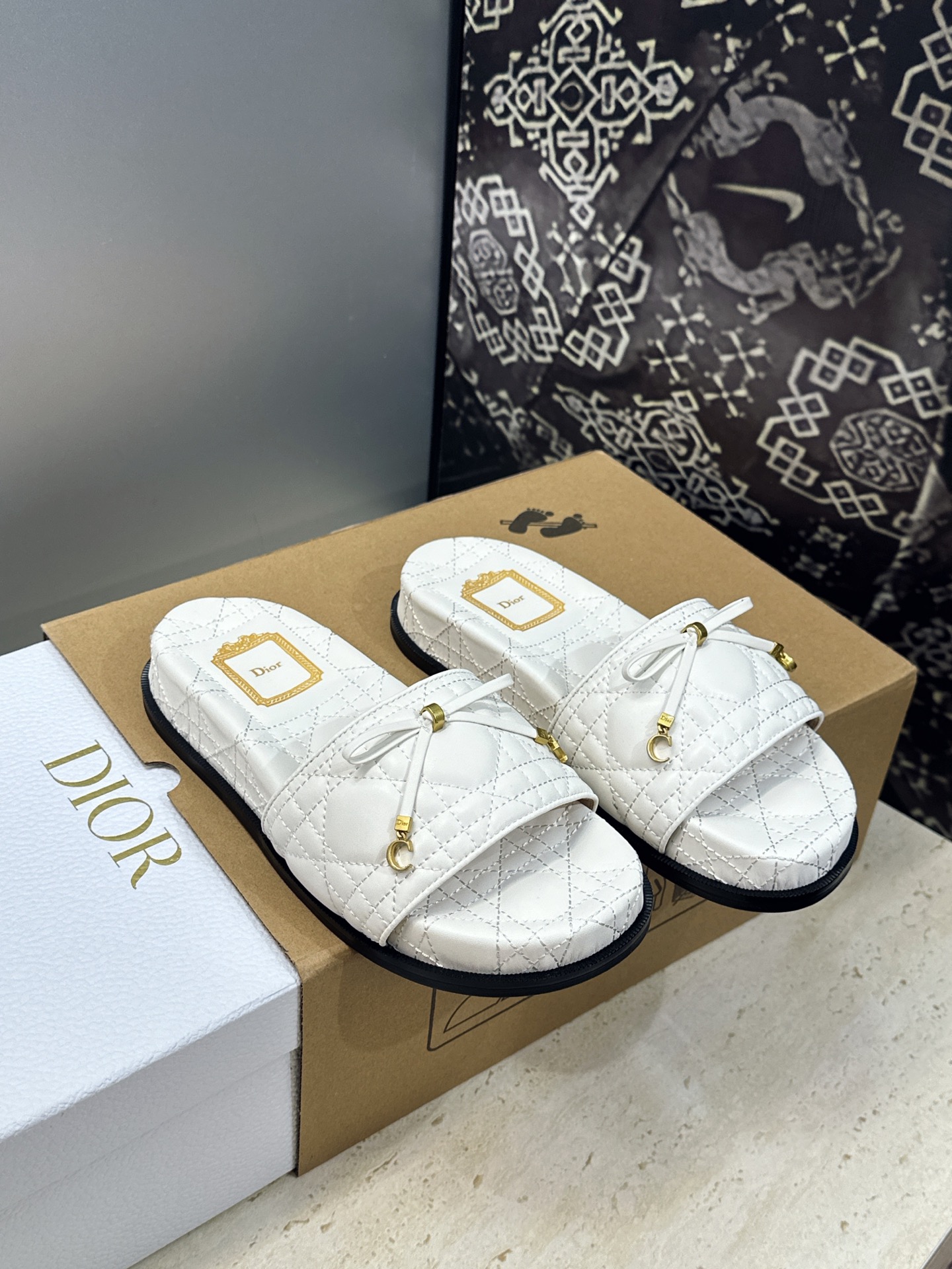 迪奥 Dior 2026春夏新款 Cannage藤格纹电绣一字拖沙滩女鞋 CD字母logo五金扣厚底圆头露趾拼色凉拖鞋 