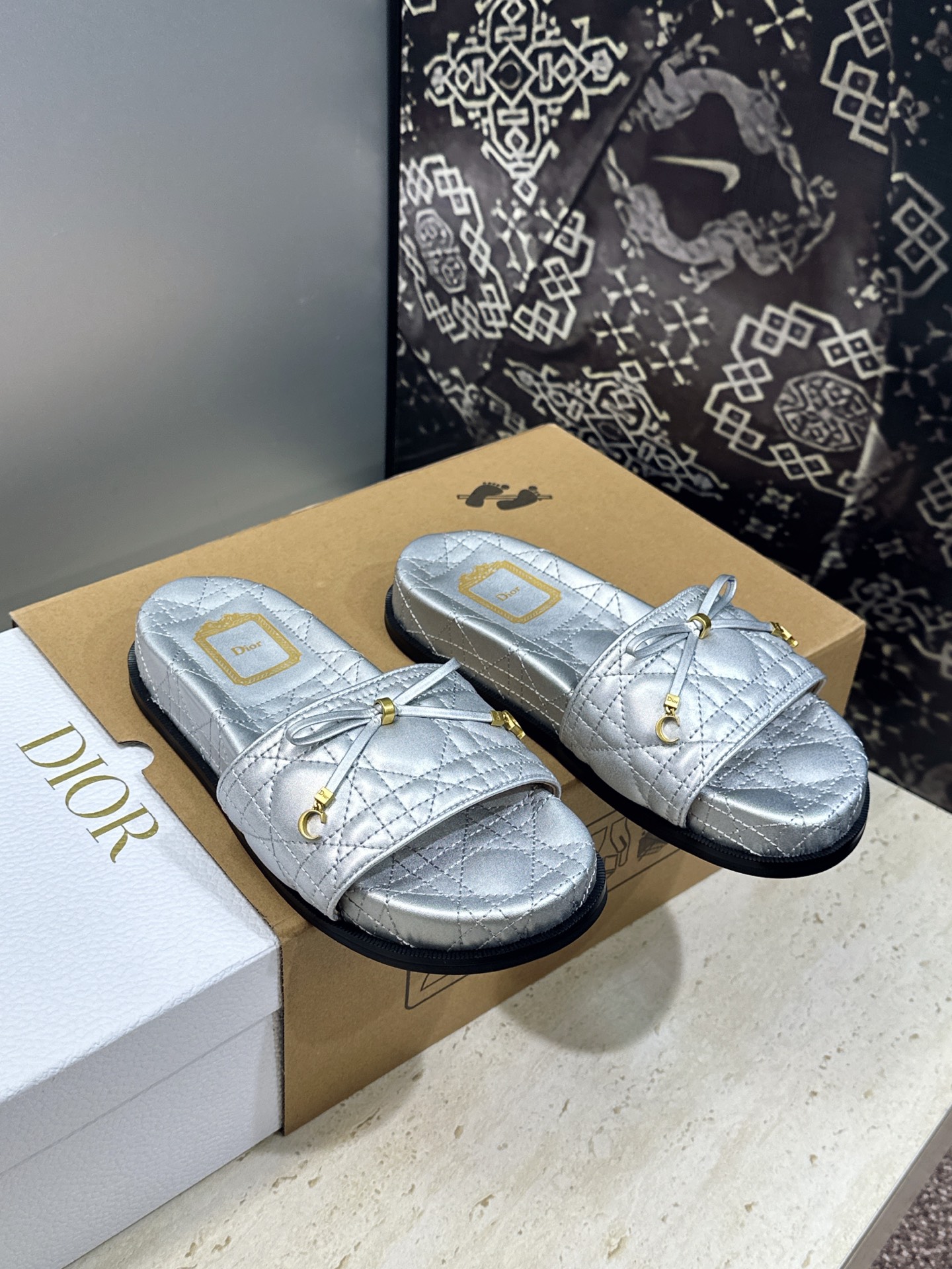 迪奥 Dior 2026春夏新款 Cannage藤格纹电绣一字拖沙滩女鞋 CD字母logo五金扣厚底圆头露趾拼色凉拖鞋 