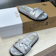 迪奥 Dior 2026春夏新款 Cannage藤格纹电绣一字拖沙滩女鞋 CD字母logo五金扣厚底圆头露趾拼色凉拖鞋 迪奥 Dior 2026春夏新款 Cannage藤格纹电绣一字拖沙滩女鞋 CD字母logo五金扣厚底圆头露趾拼色凉拖鞋