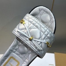 迪奥 Dior 2026春夏新款 Cannage藤格纹电绣一字拖沙滩女鞋 CD字母logo五金扣厚底圆头露趾拼色凉拖鞋 迪奥 Dior 2026春夏新款 Cannage藤格纹电绣一字拖沙滩女鞋 CD字母logo五金扣厚底圆头露趾拼色凉拖鞋
