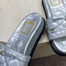 迪奥 Dior 2026春夏新款 Cannage藤格纹电绣一字拖沙滩女鞋 CD字母logo五金扣厚底圆头露趾拼色凉拖鞋 迪奥 Dior 2026春夏新款 Cannage藤格纹电绣一字拖沙滩女鞋 CD字母logo五金扣厚底圆头露趾拼色凉拖鞋
