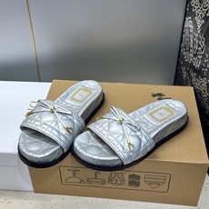 迪奥 Dior 2026春夏新款 Cannage藤格纹电绣一字拖沙滩女鞋 CD字母logo五金扣厚底圆头露趾拼色凉拖鞋 迪奥 Dior 2026春夏新款 Cannage藤格纹电绣一字拖沙滩女鞋 CD字母logo五金扣厚底圆头露趾拼色凉拖鞋
