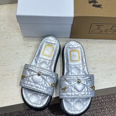 迪奥 Dior 2026春夏新款 Cannage藤格纹电绣一字拖沙滩女鞋 CD字母logo五金扣厚底圆头露趾拼色凉拖鞋 迪奥 Dior 2026春夏新款 Cannage藤格纹电绣一字拖沙滩女鞋 CD字母logo五金扣厚底圆头露趾拼色凉拖鞋