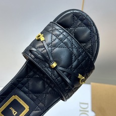迪奥 Dior 2026春夏新款 Cannage藤格纹电绣一字拖沙滩女鞋 CD字母logo五金扣厚底圆头露趾拼色凉拖鞋 迪奥 Dior 2026春夏新款 Cannage藤格纹电绣一字拖沙滩女鞋 CD字母logo五金扣厚底圆头露趾拼色凉拖鞋