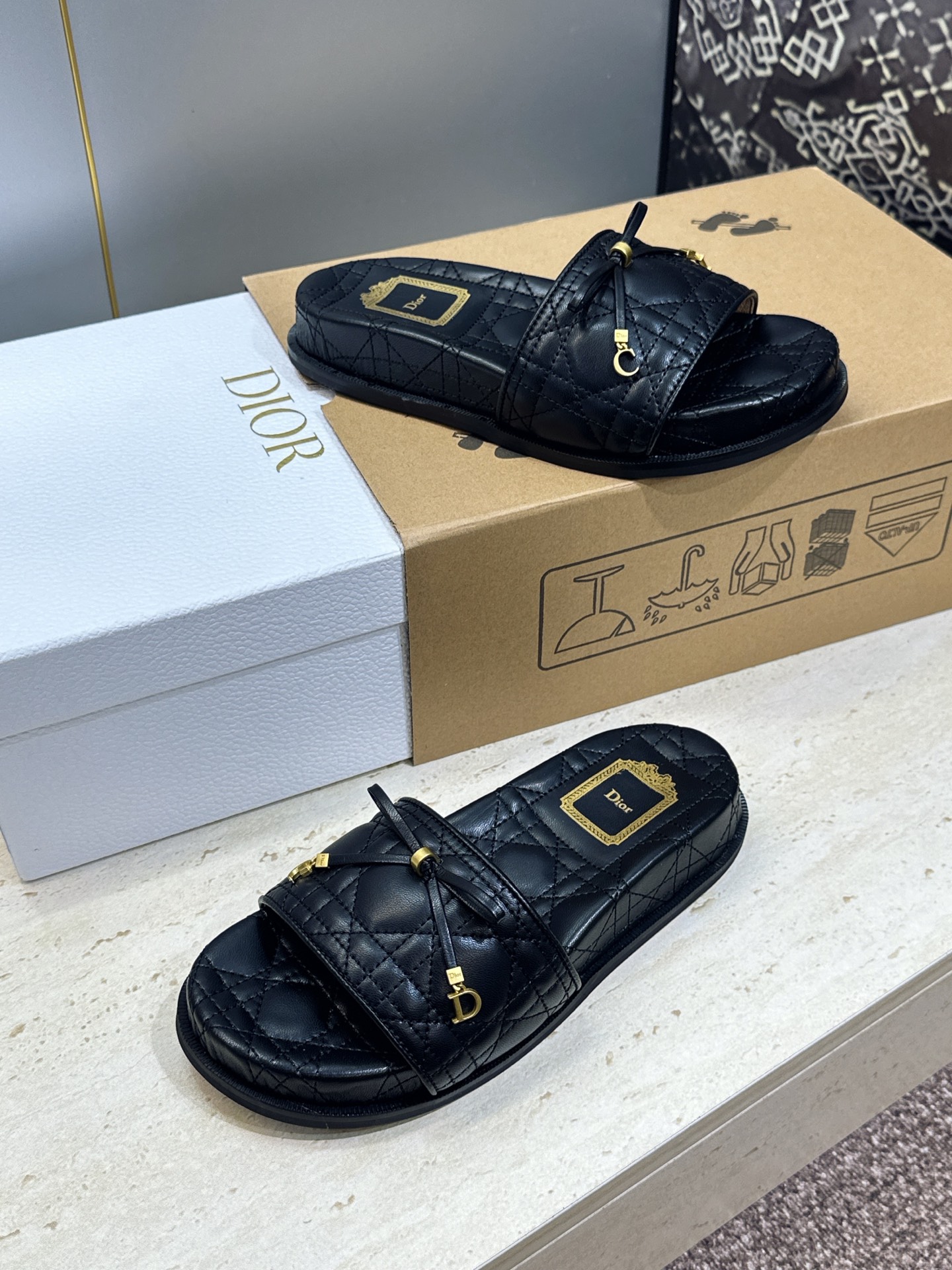 迪奥 Dior 2026春夏新款 Cannage藤格纹电绣一字拖沙滩女鞋 CD字母logo五金扣厚底圆头露趾拼色凉拖鞋 迪奥 Dior 2026春夏新款 Cannage藤格纹电绣一字拖沙滩女鞋 CD字母logo五金扣厚底圆头露趾拼色凉拖鞋