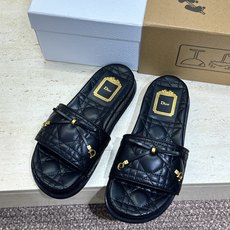 迪奥 Dior 2026春夏新款 Cannage藤格纹电绣一字拖沙滩女鞋 CD字母logo五金扣厚底圆头露趾拼色凉拖鞋 迪奥 Dior 2026春夏新款 Cannage藤格纹电绣一字拖沙滩女鞋 CD字母logo五金扣厚底圆头露趾拼色凉拖鞋