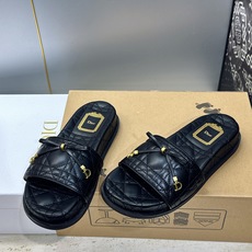 迪奥 Dior 2026春夏新款 Cannage藤格纹电绣一字拖沙滩女鞋 CD字母logo五金扣厚底圆头露趾拼色凉拖鞋 迪奥 Dior 2026春夏新款 Cannage藤格纹电绣一字拖沙滩女鞋 CD字母logo五金扣厚底圆头露趾拼色凉拖鞋