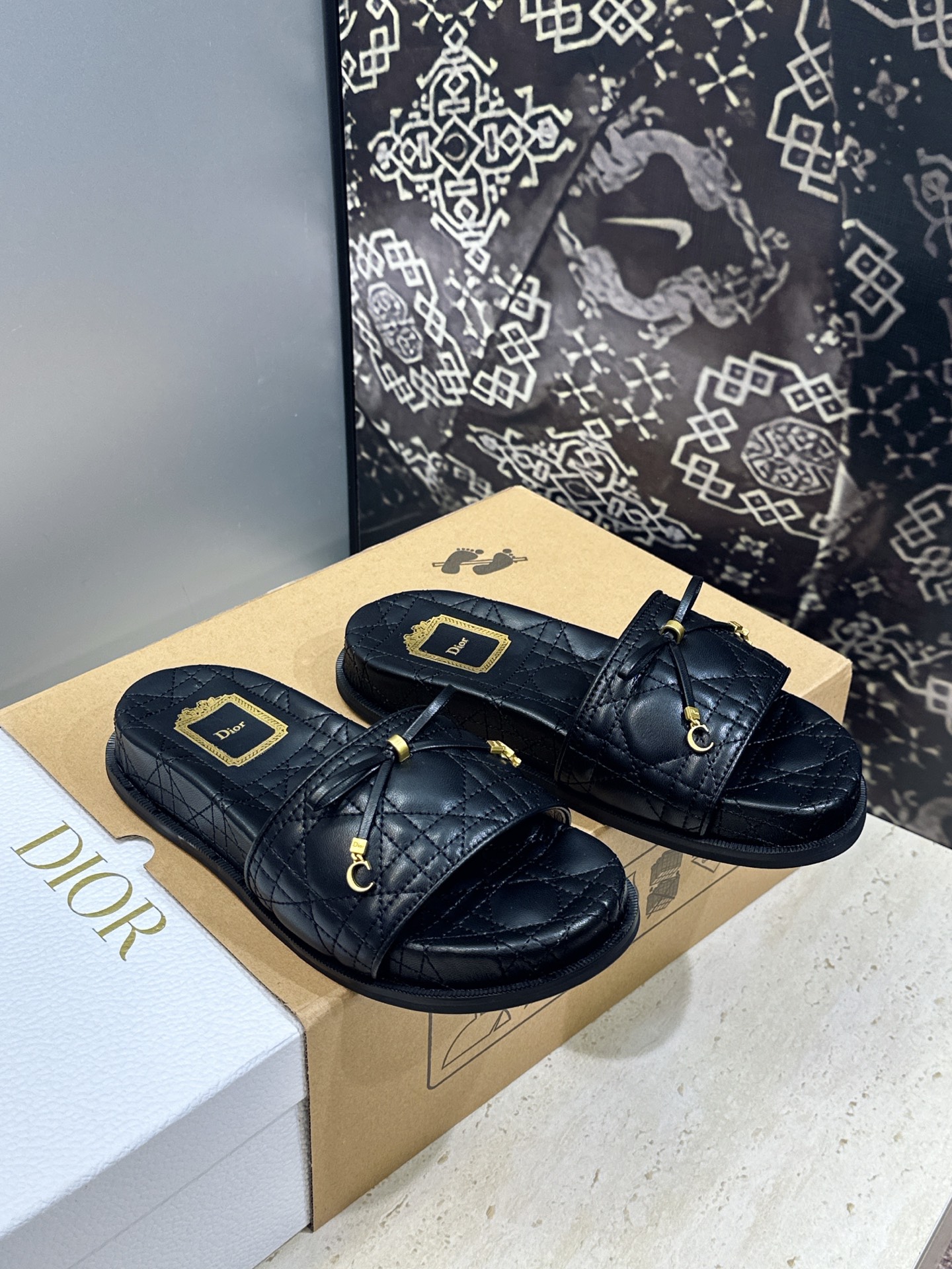 迪奥 Dior 2026春夏新款 Cannage藤格纹电绣一字拖沙滩女鞋 CD字母logo五金扣厚底圆头露趾拼色凉拖鞋 