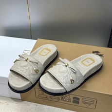 迪奥 Dior 2026春夏新款 Cannage藤格纹电绣一字拖沙滩女鞋 CD字母logo五金扣厚底圆头露趾拼色凉拖鞋 迪奥 Dior 2026春夏新款 Cannage藤格纹电绣一字拖沙滩女鞋 CD字母logo五金扣厚底圆头露趾拼色凉拖鞋