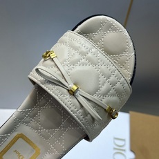 迪奥 Dior 2026春夏新款 Cannage藤格纹电绣一字拖沙滩女鞋 CD字母logo五金扣厚底圆头露趾拼色凉拖鞋 迪奥 Dior 2026春夏新款 Cannage藤格纹电绣一字拖沙滩女鞋 CD字母logo五金扣厚底圆头露趾拼色凉拖鞋