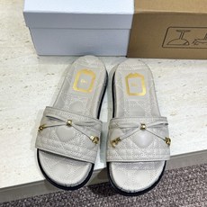 迪奥 Dior 2026春夏新款 Cannage藤格纹电绣一字拖沙滩女鞋 CD字母logo五金扣厚底圆头露趾拼色凉拖鞋 迪奥 Dior 2026春夏新款 Cannage藤格纹电绣一字拖沙滩女鞋 CD字母logo五金扣厚底圆头露趾拼色凉拖鞋